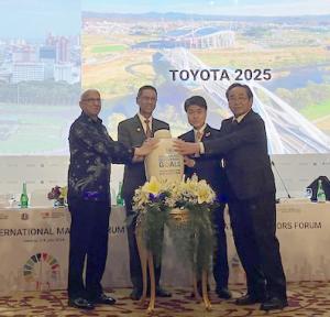 during the international mayors forum 2024, handing over ceremony